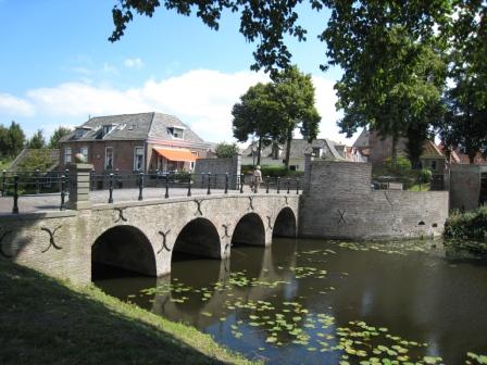 De brug die de haven verbindt met de binnenstad van Elburg
